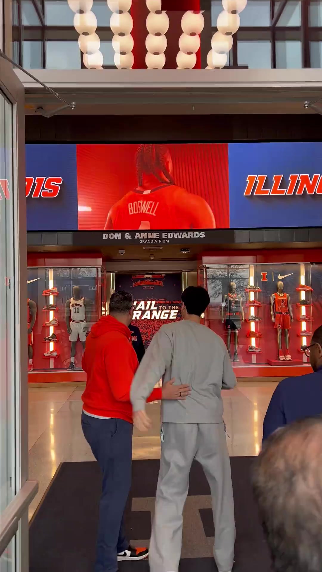 米兰体育中国官网-张博源参观伊利诺伊大学！这更衣室 这训练设施条件 不输职业球队