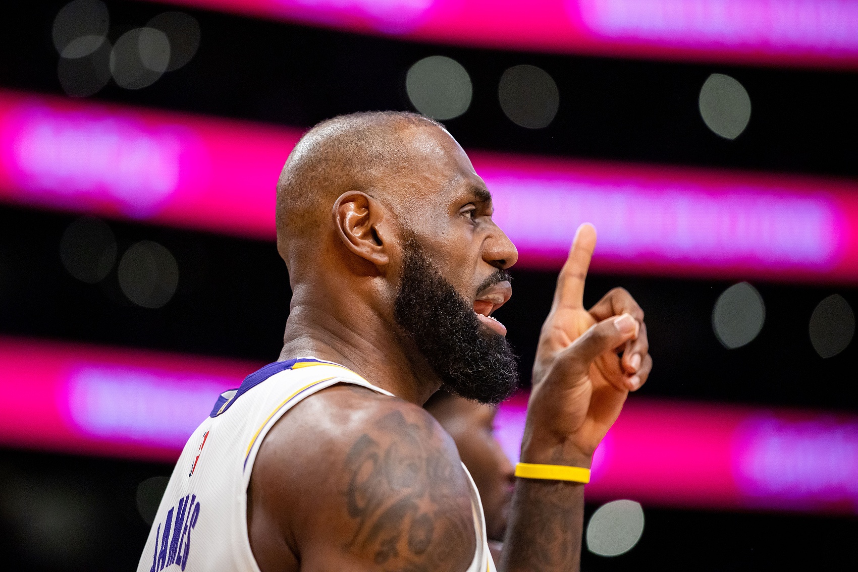 米兰体育中国官网-夸梅：詹姆斯通过富保罗控制了联盟 让NBA修改规则&amp;允许他走步