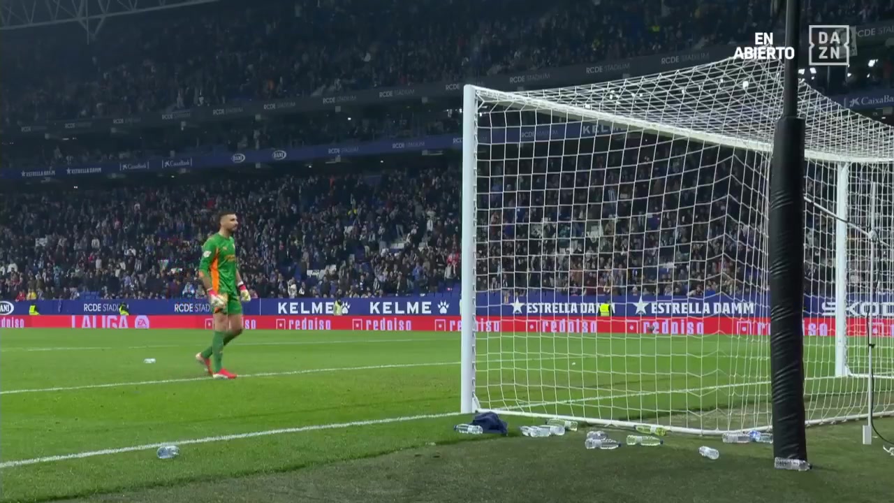 米兰体育-阿斯：赫罗纳门将被西班牙人球迷扔下的水瓶击中，愤怒不已